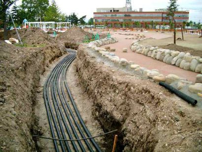 永山中央公園せせらぎ水路散水